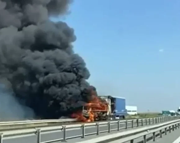 Incredibil! Hoții au jefuit un transport cuprins de flăcări pe A1, în Săliște, județul Sibiu