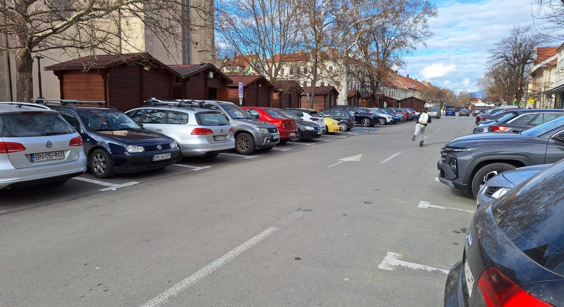Va urma un haos rutier în Bistrița! Primăria a anulat parcările pentru a face pistă dedicată pentru autobuze