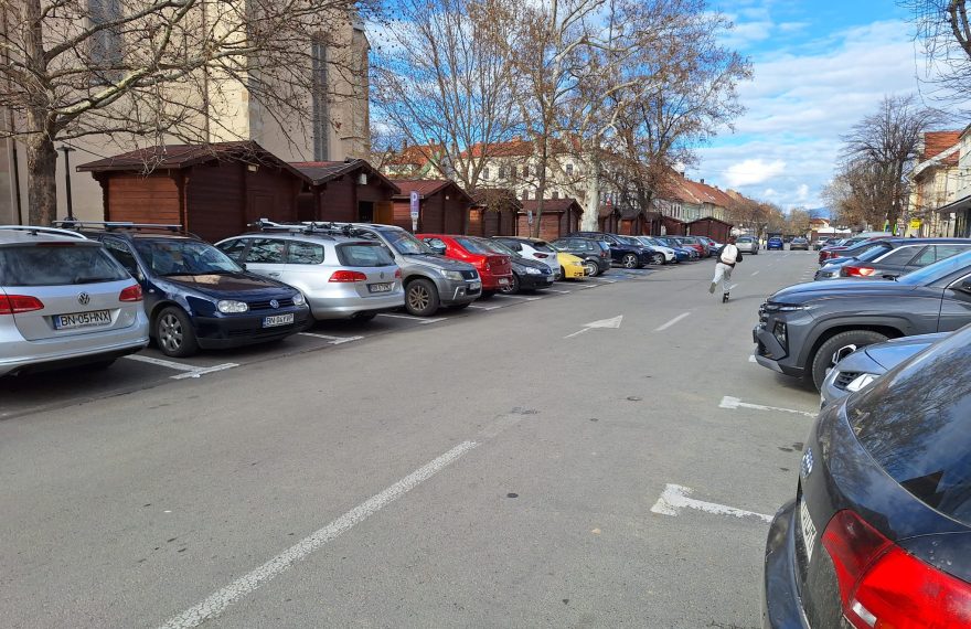 Va urma un haos rutier în Bistrița! Primăria a anulat parcările pentru a face pistă dedicată pentru autobuze