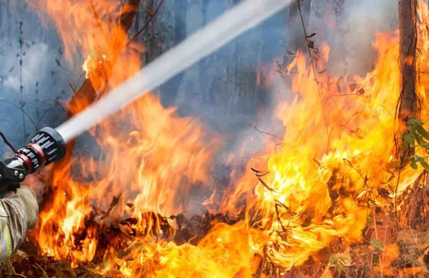 Incendiu în localitatea Leșu. Intervin pompierii din Sângeorz-Băi