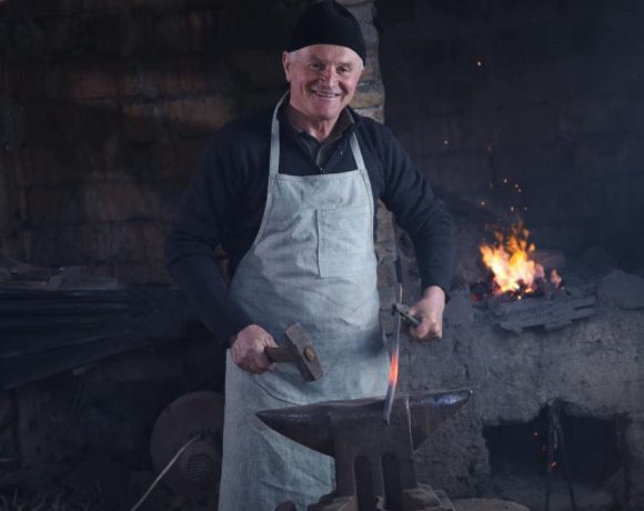 Meșterul fierar Dumitru Trif din Șieuț, declarat Tezaur Uman Viu în 2025: „Animalul simte omul”