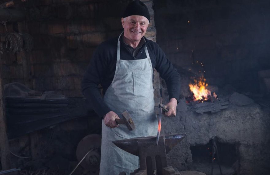 Meșterul fierar Dumitru Trif din Șieuț, declarat Tezaur Uman Viu în 2025: „Animalul simte omul”
