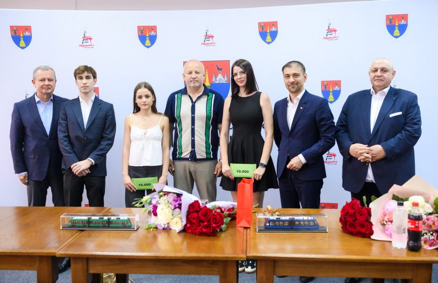 Două eleve de nota 10, premiate cu câte 10.000 de lei la Consiliul Județean Maramureș din banii unui milionar ardelean cu suflet mare. Cine e Valer Blidar