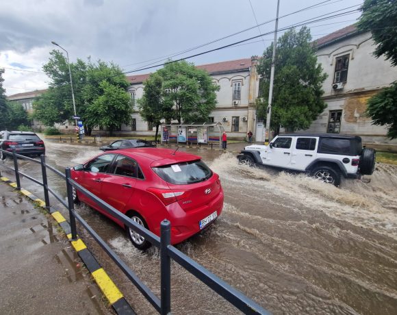 Oradea, sub ape: Ploaie torențială cu grindină a inundat străzi și magazine - FOTO