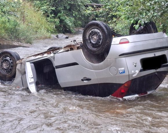 Patru copii răniți într-un accident rutier la Petrila, Hunedoara: Mașină răsturnată în albia râului Jiu, zona Cimpa - FOTO