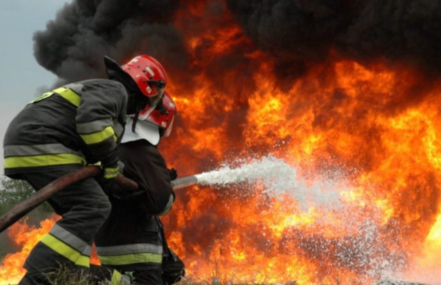 Incendiu în Aleșd, jud. Bihor, la un depozit de echipamente IT