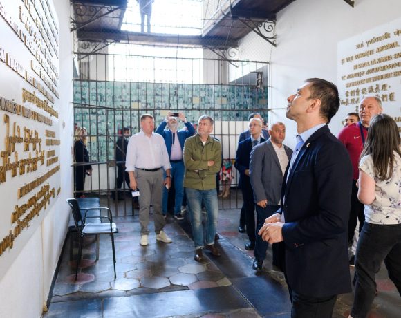 Vizită cu puternică încărcătură simbolică la Memorialul Durerii din Sighetu Marmației: Gabriel Zetea și oficiali din toată țara au comemorat victimele regimului comunist