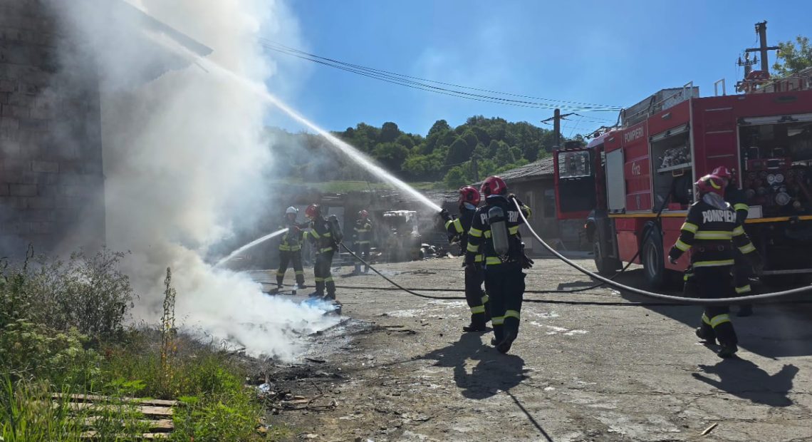 Incendiu la o hală din municipiul Zalău - FOTO