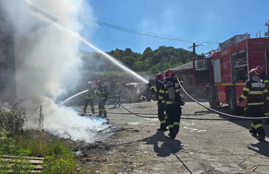 Incendiu la o hală din municipiul Zalău - FOTO