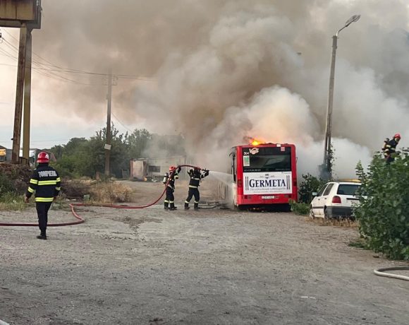 Un autobuz a luat foc în Alba Iulia - FOTO