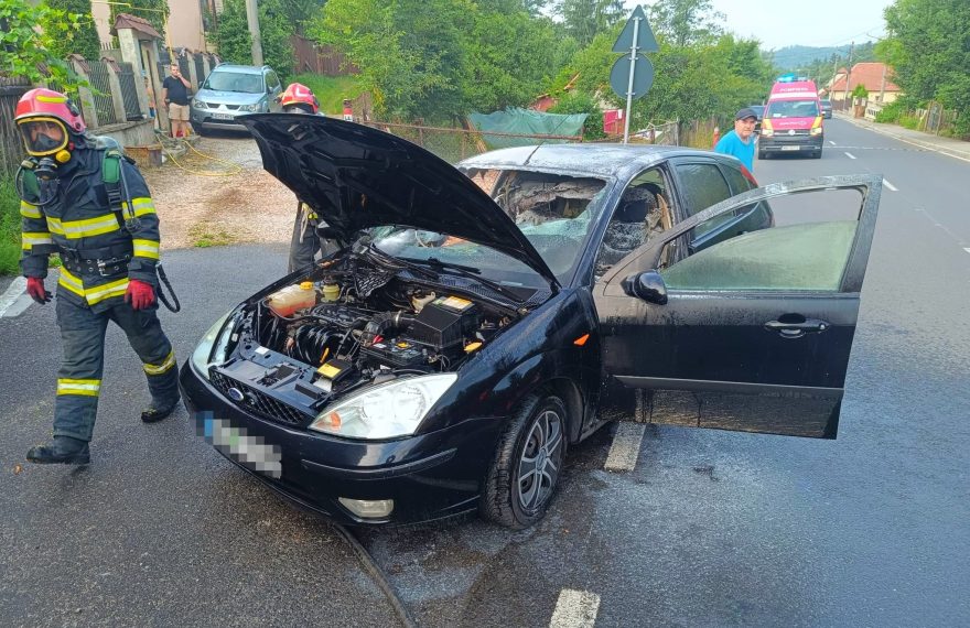 O mașină a luat foc în Petroșani, pe strada Maleia - FOTO