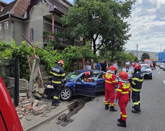 Accident în Alba Iulia, zona Gară! Un șofer a demolat gardul unei case