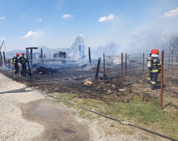 Sălaj - Incendiu GRAV la Cizer. Ard trei case-muzeu și acoperișul școlii gimnaziale Horea