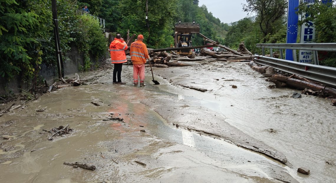 Bistrița - Ploile au inundat mai multe zone din oraș