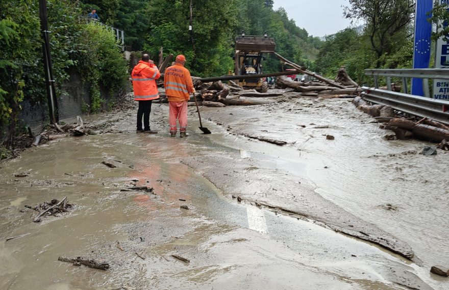 Bistrița - Ploile au inundat mai multe zone din oraș