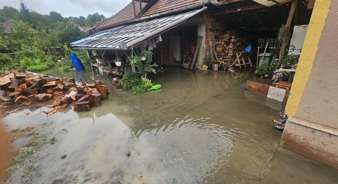 Mii de oameni sunt fără curent electric în Harghita, din cauza furtunii
