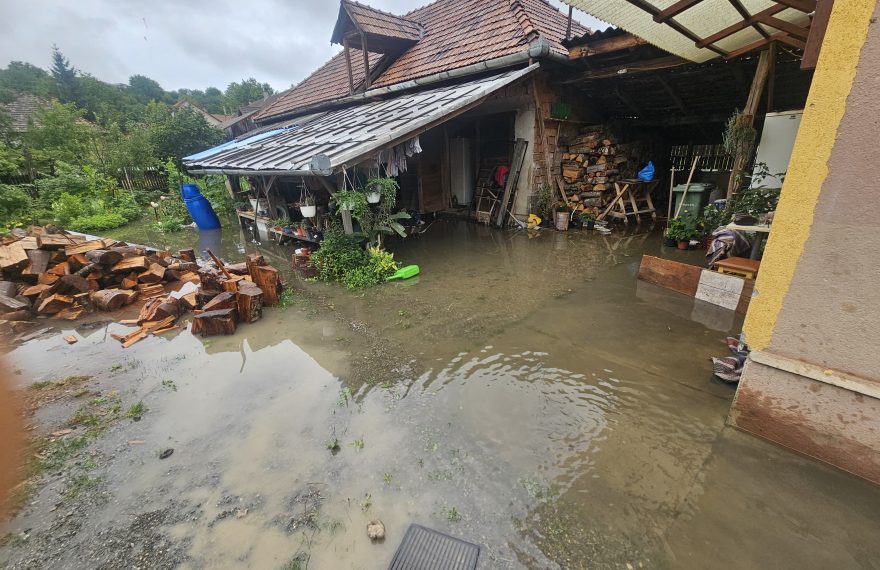 Mii de oameni sunt fără curent electric în Harghita, din cauza furtunii