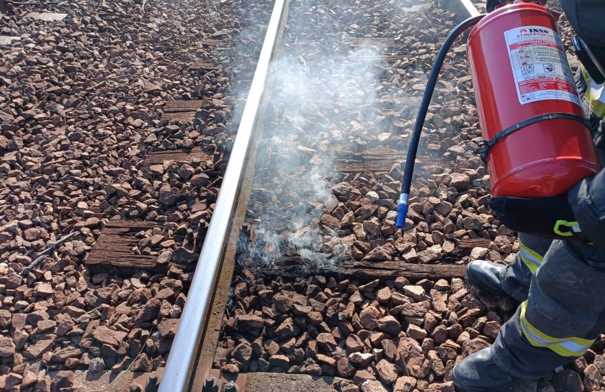 Incendiu în Beclean, Bistrița Năsăud - Au luat foc traversele de la calea ferată - FOTO