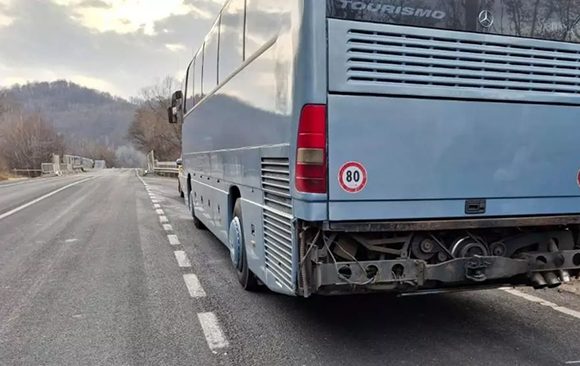 Sibiu - Trafic dirijat pe DN7 între Boița și Lazaret, după ce un autocar cu 27 de copii s-a defectat pe carosabil