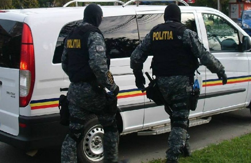 Doi bărbați condamnați, depistați de polițiști și escortați la Penitenciarul Deva
