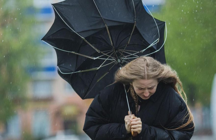 Cod portocaliu de furtuni în județul Hunedoara: averse torențiale, grindină și vânt puternic. RO-ALERT emis pentru mai multe localități