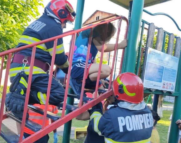 Incident GRAV la un loc de joacă! Un băiat de 10 ani salvat de pompieri după ce și-a prins piciorul într-un tobogan