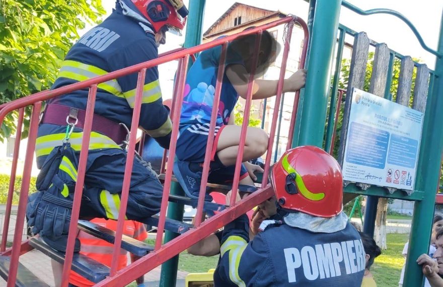 Incident GRAV la un loc de joacă! Un băiat de 10 ani salvat de pompieri după ce și-a prins piciorul într-un tobogan