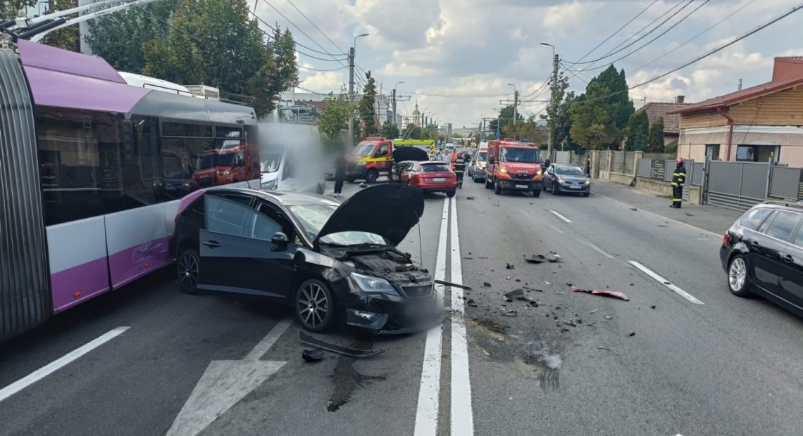 Accident rutier pe strada Traian Vuia din Cluj-Napoca: trei mașini și un troleibuz avariate. Două persoane au ajuns la spital - FOTO