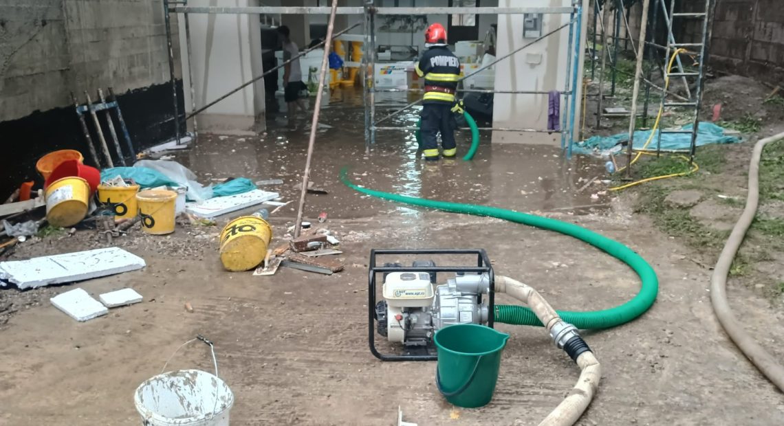 Intervenții ale pompierilor hunedoreni în urma furtunilor: Gospodării inundate și drum blocat de un copac