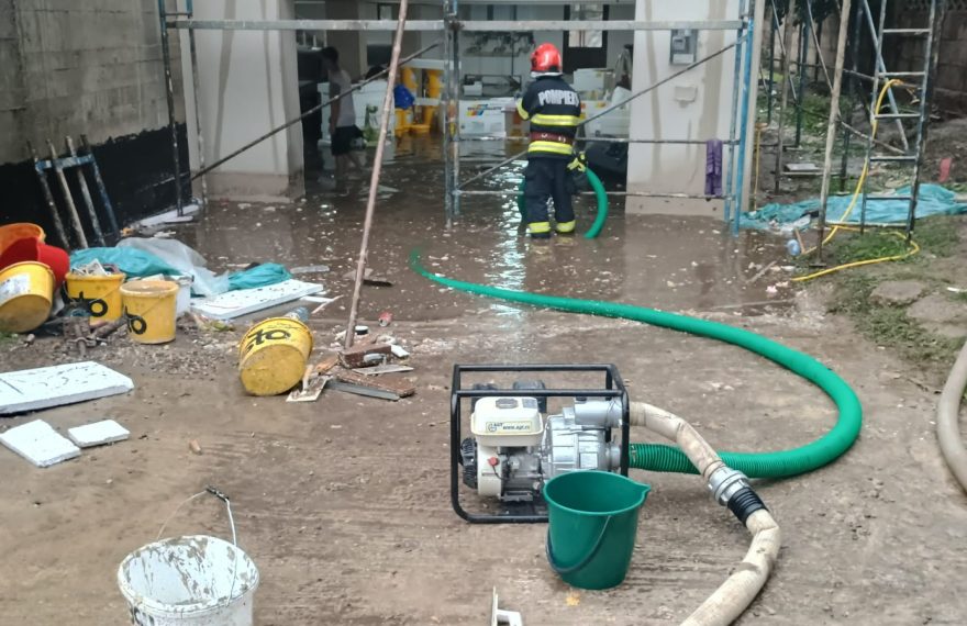 Intervenții ale pompierilor hunedoreni în urma furtunilor: Gospodării inundate și drum blocat de un copac