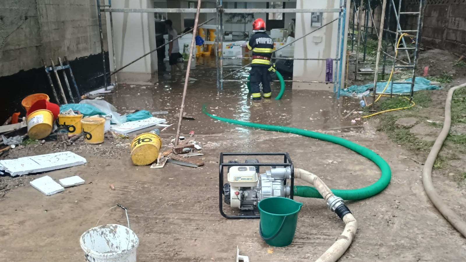 Intervenții ale pompierilor hunedoreni în urma furtunilor: Gospodării inundate și drum blocat de un copac