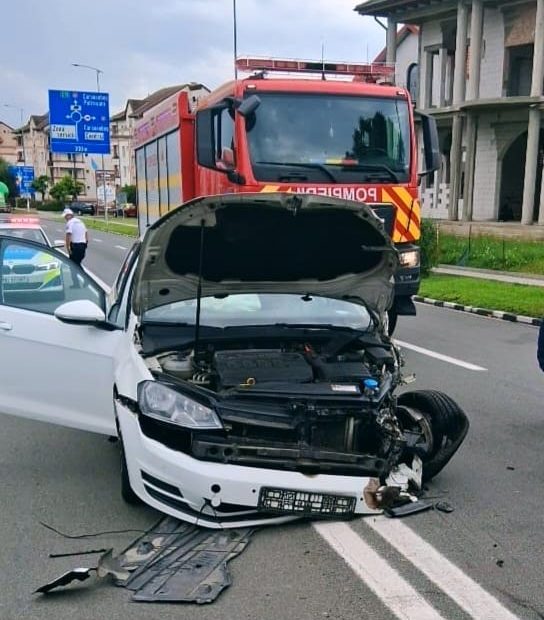 Accident rutier la Bistrița Bârgăului: O femeie a ajuns la spital după ce mașina sa a fost lovită și proiectată într-un cap de pod