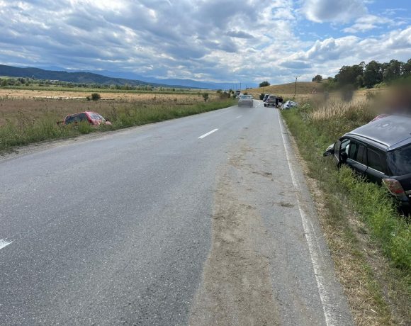Accident cu trei autoturisme pe DJ 106, lângă Cornățel. Două persoane au ajuns la spital - FOTO