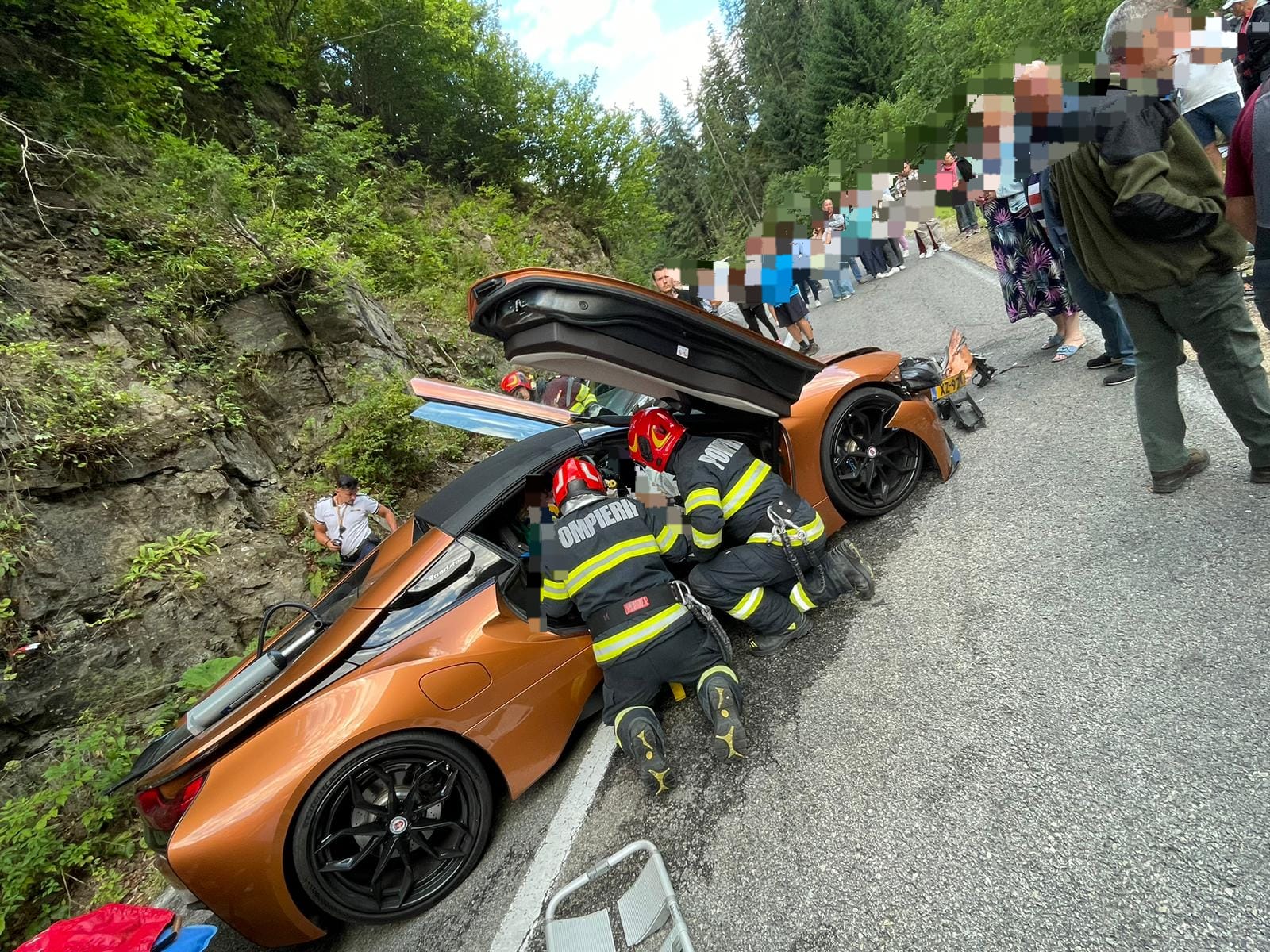 Bolid de lux, implicat într-un accident grav pe Transalpina. Patru persoane rănite, trei au ajuns la spital