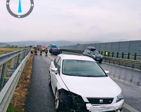 Accident pe autostradă, pe sensul Arad - Sebeș. O mașină s-a dat peste cap - FOTO