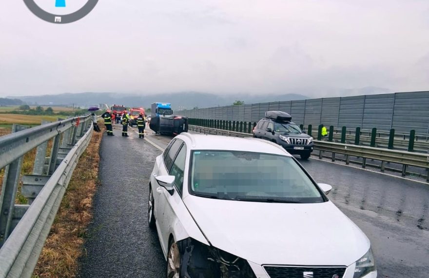 Accident pe autostradă, pe sensul Arad - Sebeș. O mașină s-a dat peste cap - FOTO