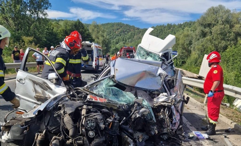 Accident grav pe DN 76, la Cărăstău: un mort și un rănit grav după coliziunea a patru vehicule - FOTO