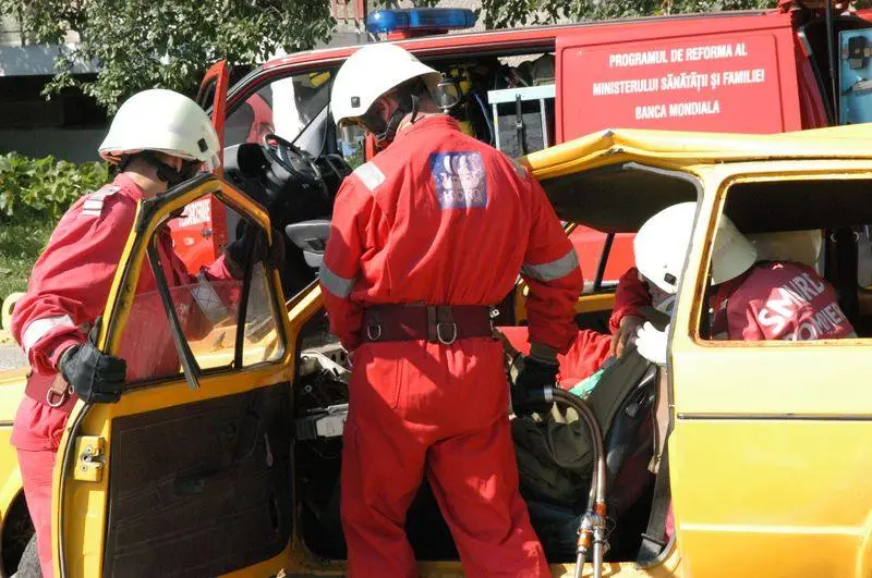 Bărbat de 70 de ani, salvat de medici dintr-o mașină închisă, după ce i s-a oprit inima de mai multe ori