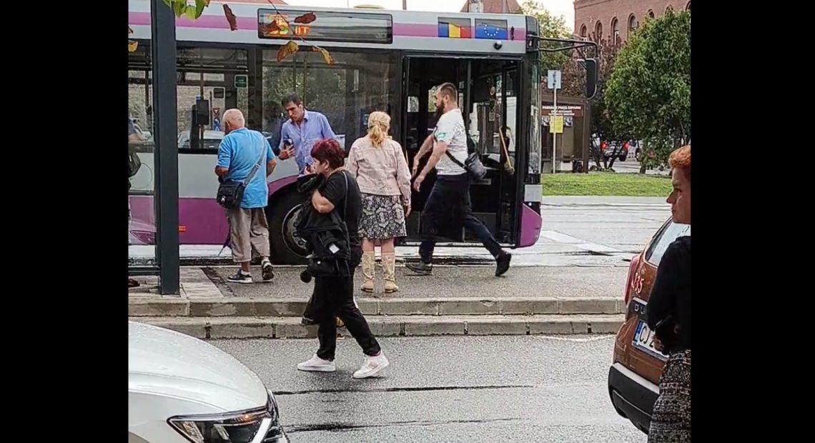 VIDEO. Incident șocant la Cluj: un bărbat a scuipat șoferul CTP și ar fi spart geamul autobuzului