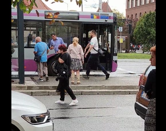 VIDEO. Incident șocant la Cluj: un bărbat a scuipat șoferul CTP și ar fi spart geamul autobuzului