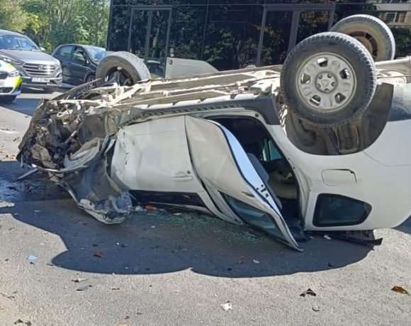 Accident grav în fața Spitalului Orășenesc Năsăud - Autoturism răsturnat, victimă posibil încarcerată