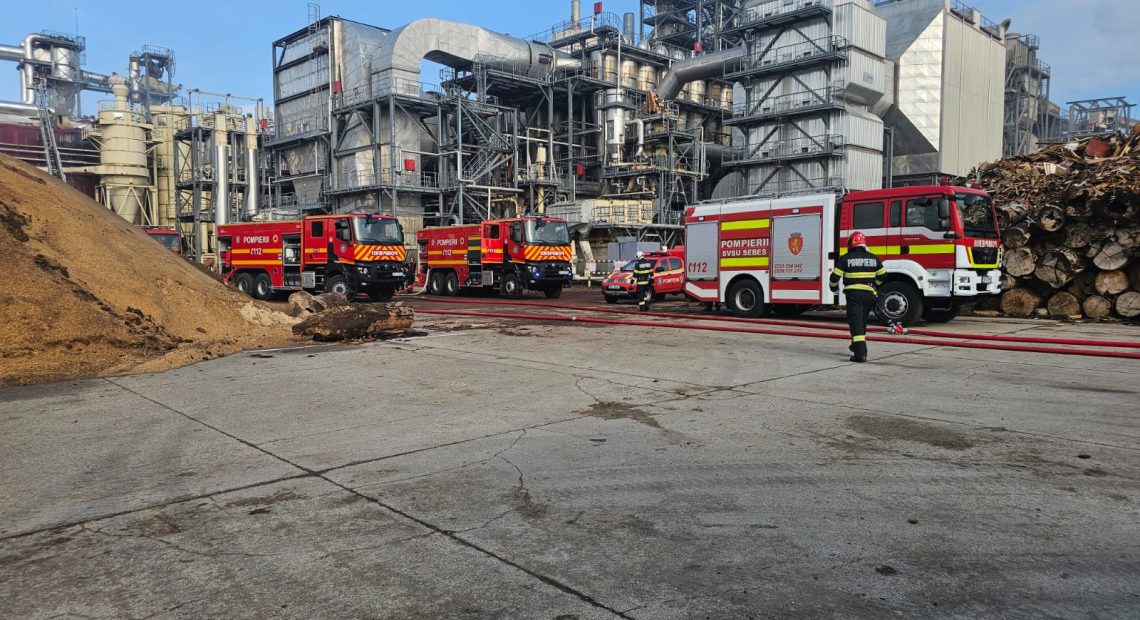 Incendiu violent la o hală din Sebeș: Patru persoane rănite, planul roșu activat și ulterior dezactivat - FOTO