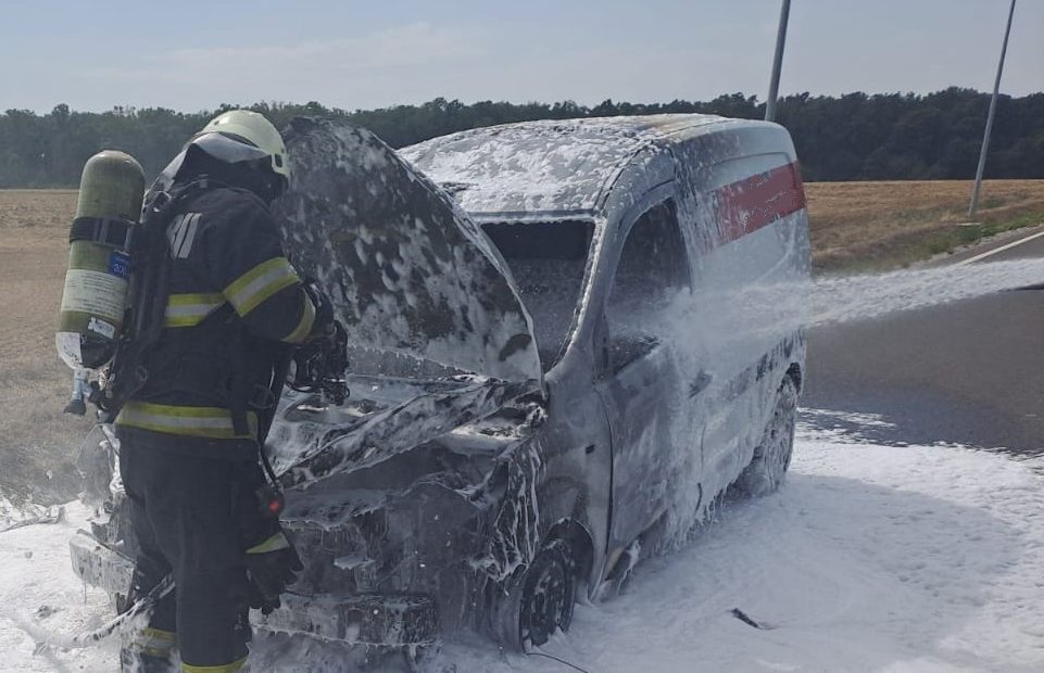 Autoutilitară cuprinsă de flăcări pe Centura Nojorid. Pompierii au intervenit rapid