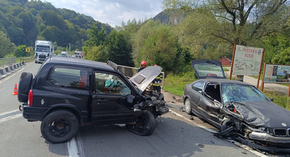 Accident pe DN 66, în localitatea Bănița: Două persoane rănite - FOTO