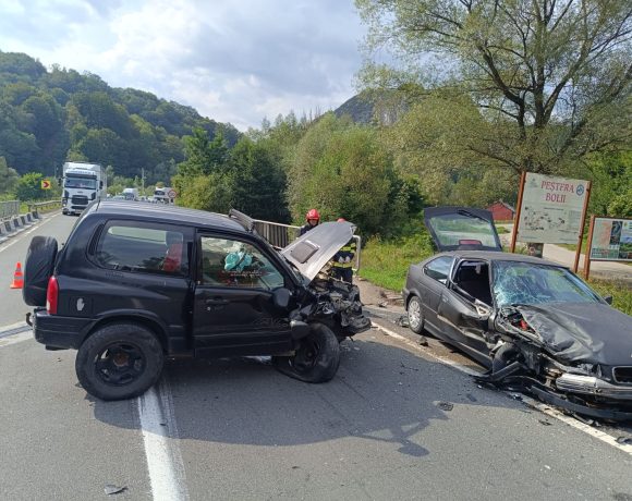 Accident pe DN 66, în localitatea Bănița: Două persoane rănite - FOTO