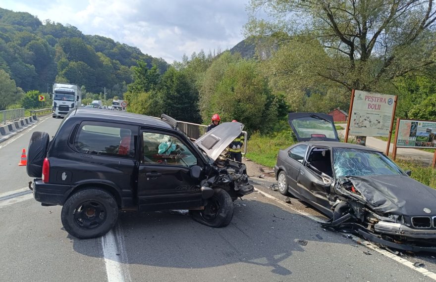 Accident pe DN 66, în localitatea Bănița: Două persoane rănite - FOTO