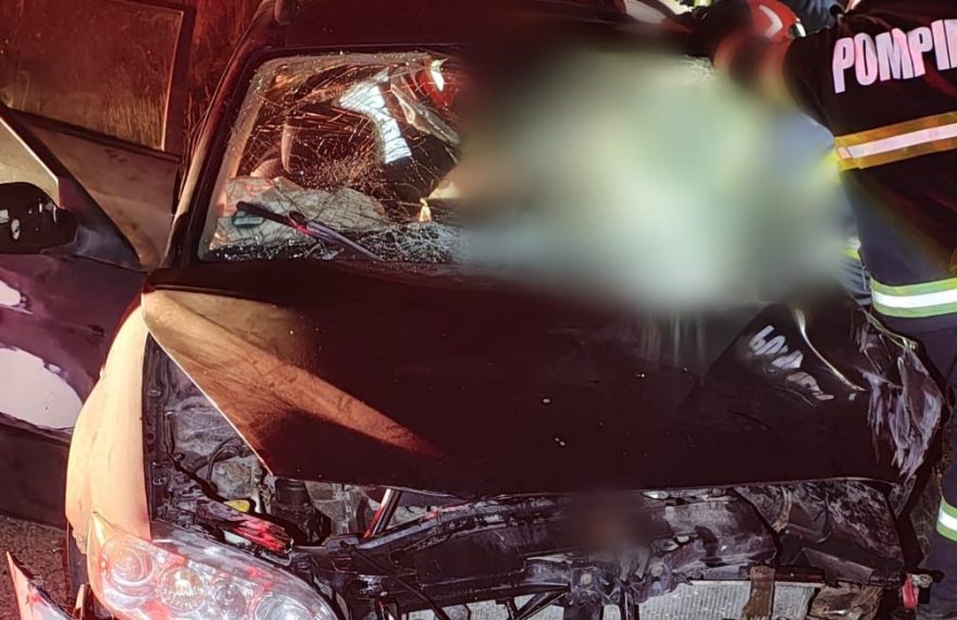 Accident grav pe DJ 106, la Daia: Un șofer de 21 de ani, băut, a intrat cu mașina într-un TIR - FOTO