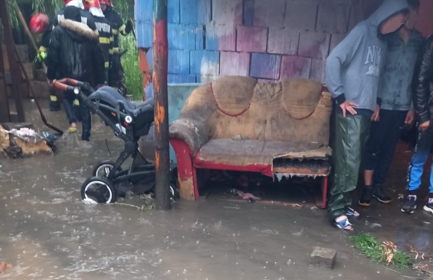 Pompierii bihoreni, intervenții după furtuni: Inundații la Suplacu de Barcău și burlan desprins în Oradea