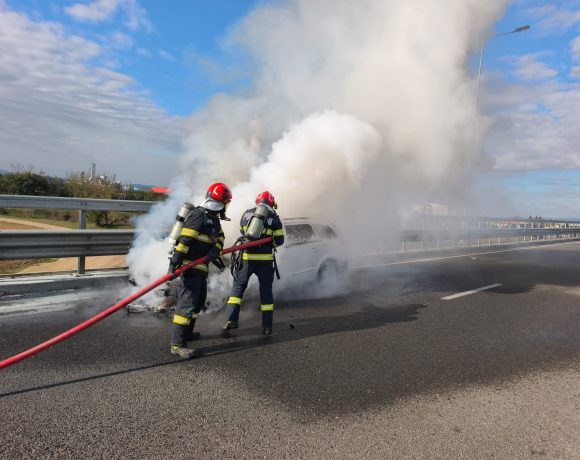 Un autoturism a luat foc pe autostrada A10, sens Alba - Turda