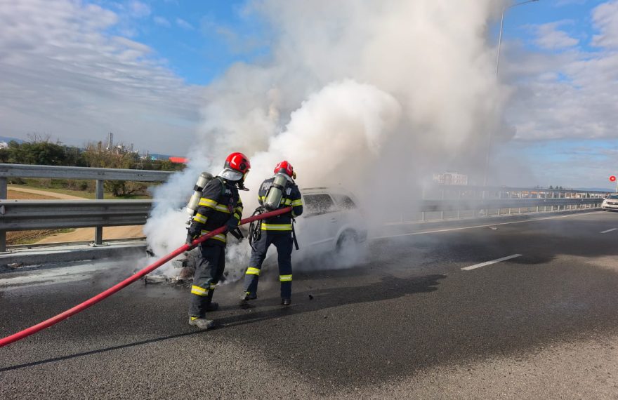 Un autoturism a luat foc pe autostrada A10, sens Alba - Turda